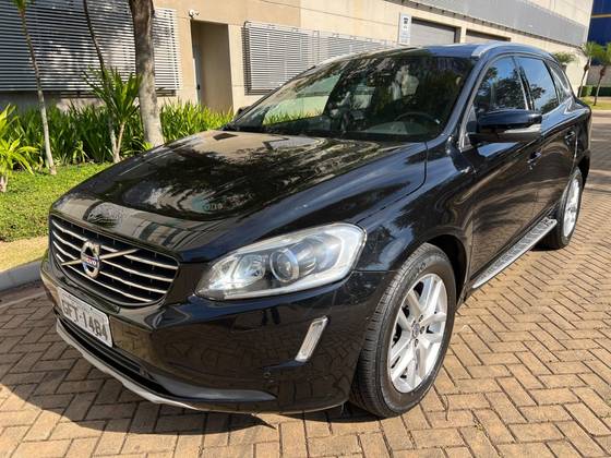 VOLVO XC60 2.4 D5 MOMENTUM DIESEL AWD 4P AUTOMÁTICO